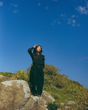 Nimura Sawa Instagram - DIGVII First Issue 発売中 🍂
大自然で撮って頂きました、チェックしてね。

11月になりました。
少しづつ寒い日も増えてきましたね〜
金木犀も落ちて冬を迎える準備をしなければいけないですね。寒いのは苦手です。

そして私はしれっと30歳になりました♡
なんだかウキウキしております🐒
いろーんな事があったし、これからもいろーんな事が起こるんだろうけど、「今」が未来を作っていると思うので、今を大切にこれからも生きていきます。
改めて私と出会って下さった皆様に日頃の感謝と大切に思っているよ〜という気持ちを伝えたいです。
いつもありがとうございます。🙂‍↕️
季節の変わり目どうがご自愛下さいませ。

若草物語の次の放送は11/3よる10:30〜だよ✌︎