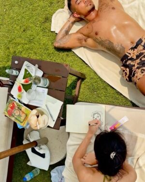 Nisamanee Lertvorapong Instagram - 2วัน1คืนที่ไม่แต่งตัว ไม่แต่งหน้า นอนวาดรูป อ่านการ์ตูน เล่นน้ำและดูพระอาทิตย์ตกไปด้วยกัน🏝️🌅

ขอบคุณพ่อจ๋าที่ทำให้รู้ว่าทุกๆนาทีที่เราอยู่ด้วยกันมันคุ้มค่า สดใสทั้งร่างกายและจิตใจ🤩
ยิ่งทำให้รู้ว่าเรียบง่ายแต่มีคุณค่ามาก💖