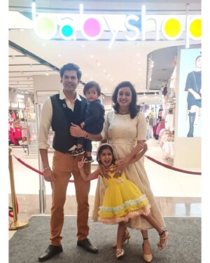 Nisha Krishnan Instagram - Happy to be a Part of @babyshopindia_official 's Grand Launch in India with their first flag ship store  in namma chennai 🤩....Our kids Samaira & Amar were super thrilled to be there !

#lovelifelaughter 
#family
#babyshop