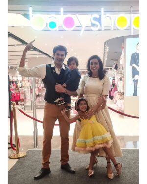 Nisha Krishnan Instagram - Happy to be a Part of @babyshopindia_official 's Grand Launch in India with their first flag ship store  in namma chennai 🤩....Our kids Samaira & Amar were super thrilled to be there !

#lovelifelaughter 
#family
#babyshop