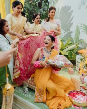 Nishtha Gandhi Instagram - When pictures speak louder than a thousand words 📸 - only in an Indian wedding! 

Couple wearing @rishiandvibhuti 
Design @nishchaygandhidesigns 
Photography @weddingrams 
Planning @riwaazerishte 
Makeup @makeupbyvidushi 
Floral jewellery @shinestonefloraljewellery 
Footwear @prankit_creations 
.
.
.
#haldiceremony #haldidecor #haldifunction #indianweddinginspiration #weddingideasbrides #haldiphotography #realweddingmoments #indiancouples #southindianfashion
