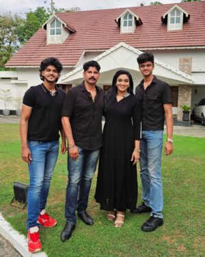 Nitha Promy Instagram - Team Black...

#pic #family #team #malayali #mallu #promyfamily #happiness #instapic #photooftheday #photo #familyphoto #photography #picoftheday #instagramers
#promykuriakose #nithapromy #ronithpromy #richardpromy #angamaly #angamalydiaries #instagram #instagood