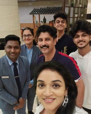 Nitha Promy Instagram - All fingers are not the same in length, but when they bend, all stand equal.. Life becomes easy when we bend & adjust to all situations......

#pic #wednesday #family #photo #familyphotography #perfect #happiness #life #instagram #instapic #instagood #instafamily #love #explore #explorer #fyp #malayali #trendingmusic #mallu #instagramers #promykuriakose #nithapromy #ronithpromy #richardpromy