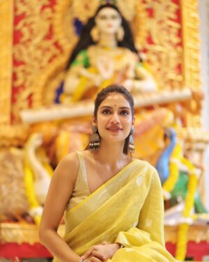 Nusrat Jahan Instagram - Vasant Panchami celebrations at my friends house. 💛 💛 💛