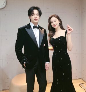 Oh Seung-ah Instagram - -

시상식에서 만난 반가운 선배님들,후배동생들☺️

#MBC연기대상 #배우 #엄현경 #윤선우 #김광규 
#문지후 #오세영 #반가운얼굴들🤗♥️
