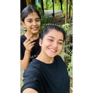 Oindrila Saha Instagram - Ai toh sedin chotto boni k niye maa barite alo…tel makhiye rod pohate jokhon chade niye jawa hoto take…paharay thaktam ami…rate paye balish niye ghum paranor chesta kortam boro didir moto…tar por shuru holo nijer namer sathe miliye onar name khoja….abishkar holo SAHA BARIR CHOTO MEYE OINDRAKHI SAHAR…school theke fire sobar prothom kaj chilo or khawa hoyche kina seta jana…hothat kore akhon shei bonir high school…porer bochor madhyamik deben tini…kintu majher smy tay kobe BONI THEKE MAAM ar MAAM THEKE MUKU hoye gelo jni na…..abadar gulo sudhu cholte thakuk ajibon…didibhai baki sob samle nebe ….ami tor jnno proud feel korte chai sob smy…byasss ai tukui chai….HAPPPPPPPPPPYYYYYYYYYYYYYYYYY BIRTHDAYYYYYYYYYYYYYYYYYYYYYYY MAAMMMMMMMMMMMMMMMMMMMM😘😘😘😘😘❤️❤️❤️❤️❤️❤️❤️