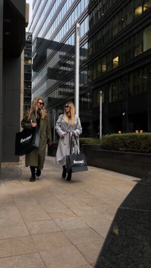 Oksana Adamovich Instagram - Отправляй своей бести

#bestie #girls #aesthetic #city #cityaesthetic #autumnoutfit #winteroutfit #trenchcoat #greycoatoutfit #blond #blondy #beautifulgirls #fashion #coat