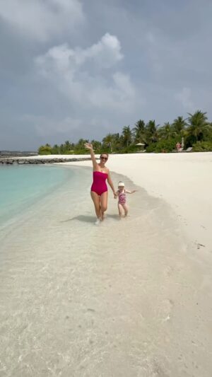 Olga Orlova Instagram - Пусть всегда будет солнце!
Мы мечтали вернуться сюда с Анюткой😍 Булочка в восторге ❤️ @patinamaldives

P. S. Сразу говорю- я не беременная, я просто толстая 🤣🤣🤣