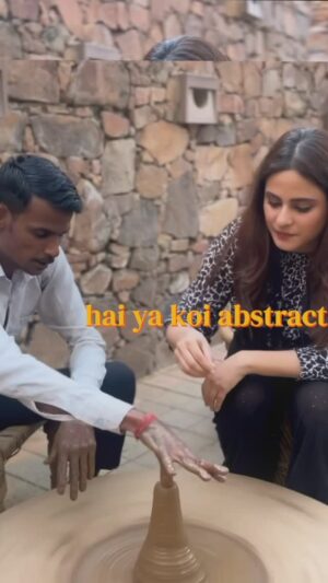Onima Kashyap Instagram - Zindagi ke har imperfect twist ko embrace karo, kyunki wahi imperfect moments hi asli art banate hain!
@onima_creations 
#MittiMagic #PotteryMasti #PotterGirl #HinglishHumor #ArtReel #CreativeVibes #InstaArt #PotteryDiaries #IndianReels #ImperfectArt