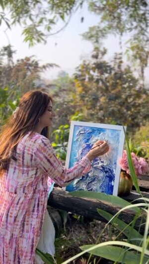 Onima Kashyap Instagram - Lost in the strokes of nature’s masterpiece 🎨🌿 @onima_creations. Creating art surrounded by the beauty that inspires it. There’s nothing quite like painting in the open air, where every brushstroke feels alive. 🌳✨ 
@project_karjat #PaintingInNature #ArtInspiredByNature #PleinAirPainting #NatureLovers #CreativeEscape #painting #artreel #artesanato