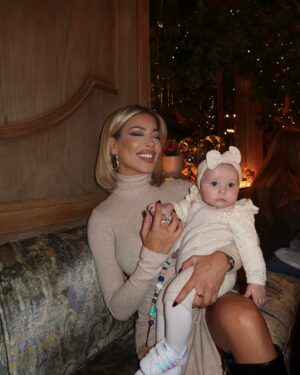 Oriana Marzoli Instagram - Tenía que subir estas fotos tan preciosas con la bebé de mi amiga (aunque podría ser perfectamente mía jajaja), que no solo es una muñeca, sino también un angelito que no llora nunca! 👼🏼 Me enamoré de Victoria* y me lo pasé increíble con mis amigos. Me hicieron reír muchísimo, comimos increíble, nos fuimos de shopping, hice mi primer biberón…un día completo y perfecto. 🍼👶🏼🩵