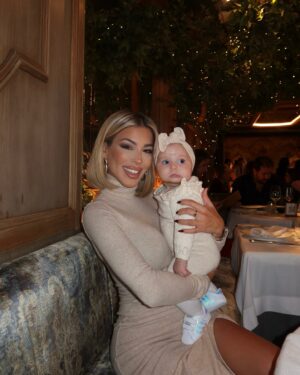 Oriana Marzoli Instagram - Tenía que subir estas fotos tan preciosas con la bebé de mi amiga (aunque podría ser perfectamente mía jajaja), que no solo es una muñeca, sino también un angelito que no llora nunca! 👼🏼 Me enamoré de Victoria* y me lo pasé increíble con mis amigos. Me hicieron reír muchísimo, comimos increíble, nos fuimos de shopping, hice mi primer biberón…un día completo y perfecto. 🍼👶🏼🩵