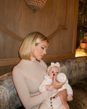 Oriana Marzoli Instagram - Tenía que subir estas fotos tan preciosas con la bebé de mi amiga (aunque podría ser perfectamente mía jajaja), que no solo es una muñeca, sino también un angelito que no llora nunca! 👼🏼 Me enamoré de Victoria* y me lo pasé increíble con mis amigos. Me hicieron reír muchísimo, comimos increíble, nos fuimos de shopping, hice mi primer biberón…un día completo y perfecto. 🍼👶🏼🩵