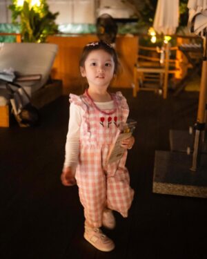 Ornjira Lamwilai Instagram - เอ็นดูวย์ ความพยามยิ้ม 😂 สร้อยก็จะใส่ …. ลูกสาวอาเนาะ @loveleia.lee @lookbookpetite