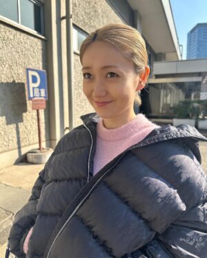 Oshima Yuko Instagram - 2025年ですね
遅くなりましたが、本年もよろしくお願いします👐🏻

2024年は実は大好きな祖母が天国へ旅立ちました
95歳でした
大往生です
ドラマ撮影の真っ最中でございました
生きている間にさようならを言うことはできなかったけれど
いつもおしゃれでメイクもしてアクセサリーで
華やかだった祖母のことだから
弱っている姿を見せたくなかったのだろうな、と
思いました
祖母からもらった大きな愛情は私のなかでほくほくと
暖かく大切に仕舞われていて
私を呼ぶ声も見つめる瞳も一緒に歩く時にいつも組む腕の
その感触さえも、忘れることはないと思います
すごくすごく大好きな祖母です
そんな祖母だから、みんなとお別れをする時は
美しくいたいだろうな、と思い
死化粧を私がさせてもらいました
とても綺麗で、
おばあちゃん綺麗だよ、いってらっしゃい
とお別れをすることができました

今でもふと、会いたくてたまらなくなります

でもきっとどこかから私のことを見守り、
生前、毎日のように祈っていてくれたように
私のことを想っていてくれているだろう、と感じるので
日々を大切に、大事に生きていこうと思います

2025年、初仕事いってきましたよ✊🏻
ゆっくりしっかり誠実にマイペースに
歩んでいきますので
応援よろしくお願いします