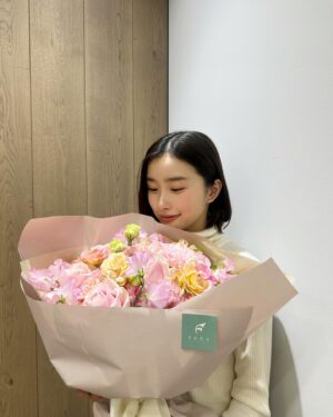 Oto Abe Instagram - 🌸25歳になりました🌸
美的さんからお花をいただきました💐✨
ありがとうございます☺️

振り返ると、ここまで来る道のりは決して平坦ではなかったけれど、たくさんの愛と支えに包まれて今日という日を迎えることができました。

今まで出会った全ての人、一緒に笑い合い、悩み、喜びを共有してくれた皆さんのおかげで、少しずつ自分らしい人生を歩むことができています。本当に感謝しかありません。

25歳という節目の年、これまでの経験を力に変えて、もっと自分らしく、そして感謝を忘れずに生きていきたいと思います。これからもどうか温かく見守っていただけたら嬉しいです。

これからもよろしくお願いします。
いつもありがとう😊