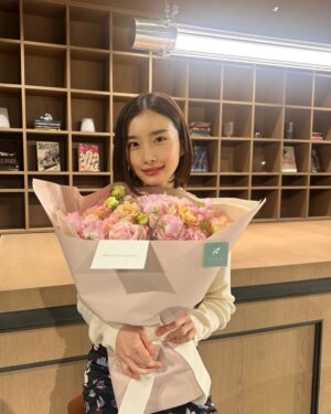 Oto Abe Instagram - 🌸25歳になりました🌸
美的さんからお花をいただきました💐✨
ありがとうございます☺️

振り返ると、ここまで来る道のりは決して平坦ではなかったけれど、たくさんの愛と支えに包まれて今日という日を迎えることができました。

今まで出会った全ての人、一緒に笑い合い、悩み、喜びを共有してくれた皆さんのおかげで、少しずつ自分らしい人生を歩むことができています。本当に感謝しかありません。

25歳という節目の年、これまでの経験を力に変えて、もっと自分らしく、そして感謝を忘れずに生きていきたいと思います。これからもどうか温かく見守っていただけたら嬉しいです。

これからもよろしくお願いします。
いつもありがとう😊