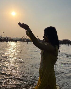Pallavi Mukherjee Instagram - Har har MAHADEV 🙏♥️ 

Some energies pulled me into this Sangam, and I can feel the universe within me. I am overwhelmed with emotions—happiness, tears, a deep sense of self-discovery, and a peace within me. Everything happened so magically, with every circumstance we overcame feeling like it was guided by energy, as if Shiva had planned it all. 
when  you desire something from the core of your being and put in the effort for it, things will fall into place when you surrender. I truly felt this deep within me in this Mahakumb 

Thank you, @pramodchahar86 , for coming as a savior and putting in so much effort to help us throughout.
I can definitely say, “ Pata nehi kis rup me akar narayan mil jayega" and you came as Narayan. Automatically, everything fell into place. 

#mahakumbh #prayagraj #universe #blessed