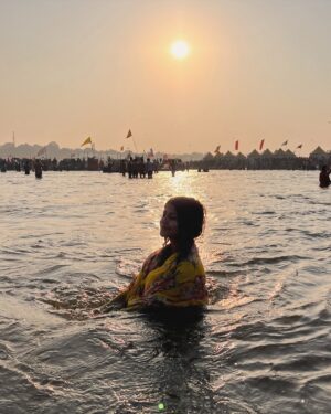 Pallavi Mukherjee Instagram - Har har MAHADEV 🙏♥️ 

Some energies pulled me into this Sangam, and I can feel the universe within me. I am overwhelmed with emotions—happiness, tears, a deep sense of self-discovery, and a peace within me. Everything happened so magically, with every circumstance we overcame feeling like it was guided by energy, as if Shiva had planned it all. 
when  you desire something from the core of your being and put in the effort for it, things will fall into place when you surrender. I truly felt this deep within me in this Mahakumb 

Thank you, @pramodchahar86 , for coming as a savior and putting in so much effort to help us throughout.
I can definitely say, “ Pata nehi kis rup me akar narayan mil jayega" and you came as Narayan. Automatically, everything fell into place. 

#mahakumbh #prayagraj #universe #blessed