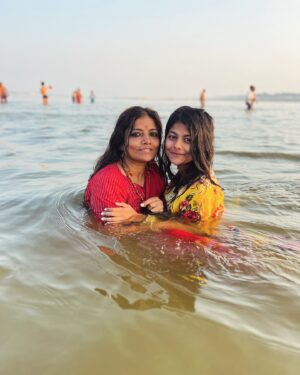Pallavi Mukherjee Instagram - Har har MAHADEV 🙏♥️ 

Some energies pulled me into this Sangam, and I can feel the universe within me. I am overwhelmed with emotions—happiness, tears, a deep sense of self-discovery, and a peace within me. Everything happened so magically, with every circumstance we overcame feeling like it was guided by energy, as if Shiva had planned it all. 
when  you desire something from the core of your being and put in the effort for it, things will fall into place when you surrender. I truly felt this deep within me in this Mahakumb 

Thank you, @pramodchahar86 , for coming as a savior and putting in so much effort to help us throughout.
I can definitely say, “ Pata nehi kis rup me akar narayan mil jayega" and you came as Narayan. Automatically, everything fell into place. 

#mahakumbh #prayagraj #universe #blessed