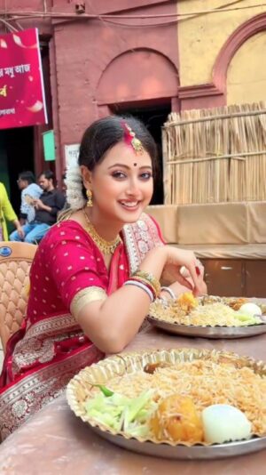 Pallavi Sharma Instagram - 800 episodes biryani party ❤️ 
#reels #instagram #viral #neemphulermodhu #love