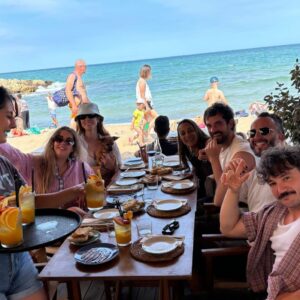 Paloma Bloyd Instagram - Diario de rodaje #MACHOSALFA con los mejores 💖