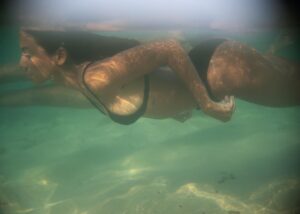 Paloma Monnappa Instagram - More fish than human 🧜🏽‍♀️
.
.
.
.
.
#underwater #mermaid #underwaterphotography #oceanbaby #srilanka #wijayabeach