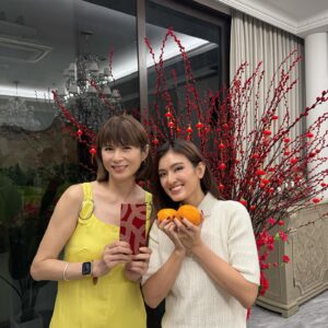 Pan Lingling Instagram - 我和小妹 @honglingg_ 
㊗️大家大年初六🍊
六六大顺🧧
🧧一祝工作事业顺
🧧二祝幸福家庭顺
🧧三祝成绩学业顺
🧧四祝加薪财运顺
🧧五祝身体健康顺
🧧六祝顺心又顺意
🍊🍊🍊🍊🍊🍊
今年收到一个非常特别的心意🧧我家的小妹给老妈一封🧧！
当下让我激动不已😍也让我笑到合不拢嘴😍
太开心了😍
#大年初六 
#拜年 
#心意
#潘玲玲 
#洪凌
#118