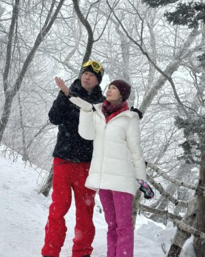 Pan Lingling Instagram - ❄️对的时间点❄️
 @jjlin 你的这首悅耳动听的歌曲，恰恰符合我俩现在的心情💕💕
天空飘起了美丽的雪花❄️❄️
实现了我想过白色结婚周年纪念日的心愿❄️❄️
我对老公说这是最棒礼物🎁❄️
虽然迟到好几天，但总好过没到❄️❄️
谢谢你 🙏 @shinanhuang 

#bestgiftever 
#mylove 
#snowday 
#yongpyong 
#발왕산
#mydream 
#weeholiday 
#korea
#黄世南
#潘玲玲