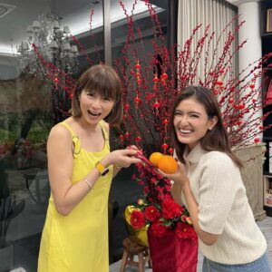 Pan Lingling Instagram - 我和小妹 @honglingg_ 
㊗️大家大年初六🍊
六六大顺🧧
🧧一祝工作事业顺
🧧二祝幸福家庭顺
🧧三祝成绩学业顺
🧧四祝加薪财运顺
🧧五祝身体健康顺
🧧六祝顺心又顺意
🍊🍊🍊🍊🍊🍊
今年收到一个非常特别的心意🧧我家的小妹给老妈一封🧧！
当下让我激动不已😍也让我笑到合不拢嘴😍
太开心了😍
#大年初六 
#拜年 
#心意
#潘玲玲 
#洪凌
#118