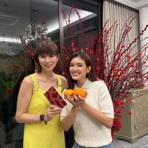 Pan Lingling Instagram - 我和小妹 @honglingg_ 
㊗️大家大年初六🍊
六六大顺🧧
🧧一祝工作事业顺
🧧二祝幸福家庭顺
🧧三祝成绩学业顺
🧧四祝加薪财运顺
🧧五祝身体健康顺
🧧六祝顺心又顺意
🍊🍊🍊🍊🍊🍊
今年收到一个非常特别的心意🧧我家的小妹给老妈一封🧧！
当下让我激动不已😍也让我笑到合不拢嘴😍
太开心了😍
#大年初六 
#拜年 
#心意
#潘玲玲 
#洪凌
#118