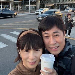 Pan Lingling Instagram - 31.12.2024 
Bye Singapore 🇸🇬 
Hello Korea 🇰🇷 
A cup of coffee upon arrival at the airport 🇰🇷

 #newyeareve 
#myfamilytrip 
#bondingtime 
#bye2024 
#southkoreatrip 
#黄世南 
#潘玲玲