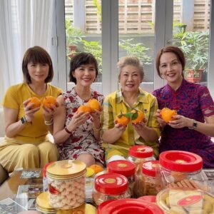 Pan Lingling Instagram - 大年初一🧧
拜年啰🧧
我们的第一家🏠
我们的最爱❤️
美食满桌🍊
喜庆气氛🍊
欢聚一堂🧧
我们@jin.yinji @aileentan80 @zoetay10 @shinanhuang 
祝福大家吉祥幸福🧧🧧

#大年初一 
#蛇年2025 
#农历新年 
#happynewyear 
#cny2025 
#金银姬 
#陈丽贞
#郑惠玉
#黄世南
#潘玲玲