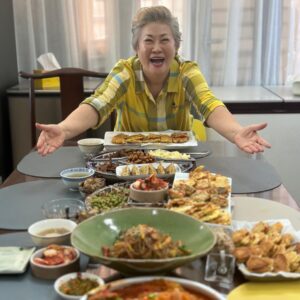 Pan Lingling Instagram - 大年初一🧧
拜年啰🧧
我们的第一家🏠
我们的最爱❤️
美食满桌🍊
喜庆气氛🍊
欢聚一堂🧧
我们@jin.yinji @aileentan80 @zoetay10 @shinanhuang 
祝福大家吉祥幸福🧧🧧

#大年初一 
#蛇年2025 
#农历新年 
#happynewyear 
#cny2025 
#金银姬 
#陈丽贞
#郑惠玉
#黄世南
#潘玲玲