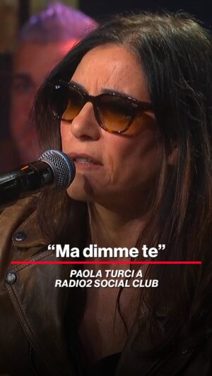 Paola Turci Instagram - Che sto ancora qui a comanttere
Pe’ ‘na guerra de’ poracci
Che s’ammazzano de baci
E finiscono pe’ stracci 🎶

@paolaturci in diretta ORA a #Radio2SocialClub su #RaiRadio2 e in TV sul canale 202, domani alle 8.45 su @instarai2 📻📺