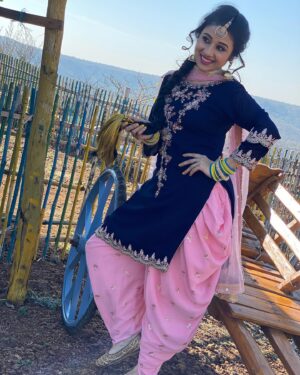 Paridhi Sharma Instagram - Happy Lohri
Happy Makarsankranti
Happy Pongal
Happy Bihu
#india #festivals