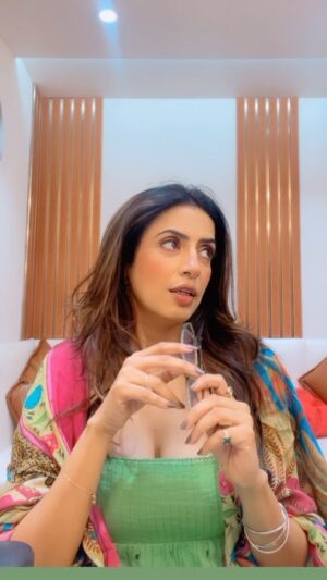 Parinita Seth Instagram - Current mood : so much 😩 ugh.  #mondaymotivation #mondayvibes #bollywood #betweentheshots #reelsinstagram #instagood #instafashion #instalove #trending #trendingaudio #instafamous #reelsinstagram #insta #instabeauty ##trendingreels #insta #instamood #love #grateful 🙏🏻😂