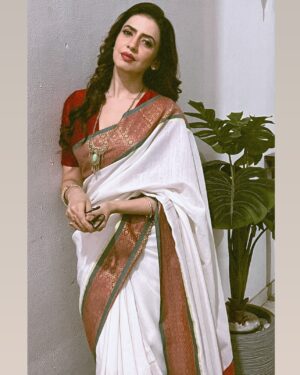 Parinita Seth Instagram - monday vibes. red and white  #goodvibes #red #white #sare #instagram #india #instagood #instadaily #viral #trending #fyp #love #gratitude 🙏🏻