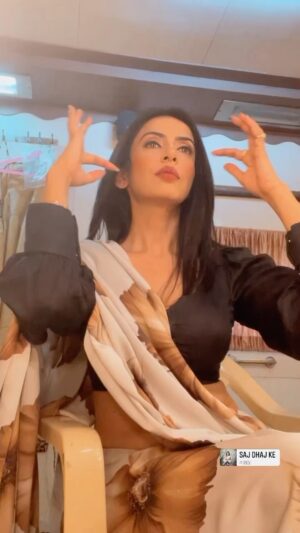 Parinita Seth Instagram - Just another one … one for weekend.  #trendingreels #trendingsongs #saree #mirror #lovemyself #insta #instamakeup #instabeauty #instalove #instafashion #indian #indianwear #actor #model #instastyle #instamood #trendingreels #fyp #foryoupage #instamoment #trendingreels #instagood #instagram #love #gratitude 🙏🏻