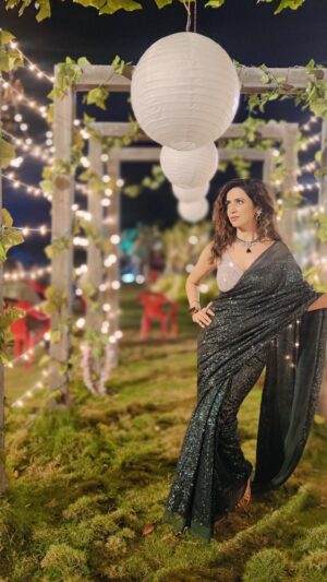 Parinita Seth Instagram - Time to sparkle ✨ 
#glitter #sparkle #saree #sareelove #curlyhair #night #shoot #behindthescenes #trendingreels #instalike #instagram #insta #instacurls #instastyle #vanshaj #vanshajonsonysab #instaglitter #shiny #beautifulsaree #instagood #instamoods #instafashionista #sareelove #instafashion #fyp #love #grateful 🙏🏻