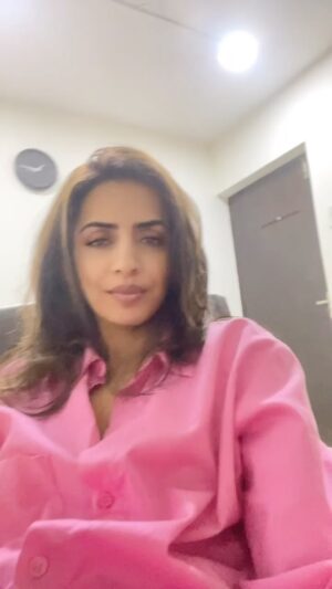 Parinita Seth Instagram - You. Me. And a rainy afternoon.  #monday #rainyday #romantic #shyari #trendingreels #trendingsongs #instagram #insta #instafashion #bollywood #shootingday #waiting #love #grateful 🙏🏻