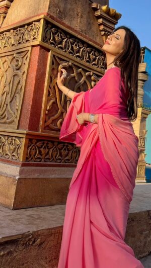Parinita Seth Instagram - Desi vibe is on and so in the heat (summer)😉. Photographer @i_b__photography_  #summertime #sunset #saree #chiffon #pink #chamkila #trendingreels #trending #trendingnow #bollywood #instagood #india #instafashion #instareels #trendingreels #trendalert #trend #sareelove #sareefashion #vanshaj #gargimahajan #bollywoodsongs #netflix #insta #instagram #instafashion #love #grateful 🌸🙏🏻