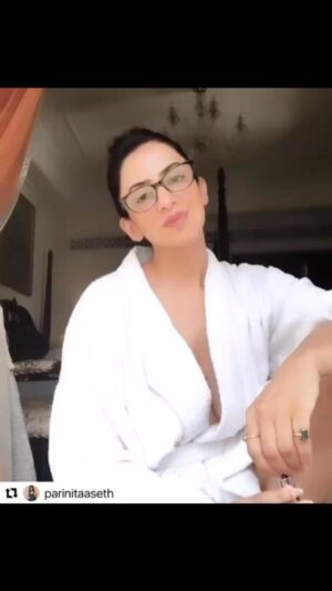 Parinita Seth Instagram - It’s a throwback but I still swear by their skin care products. @thebarebarofficial  #festiveseason #festive #skincare #skincareroutine #instagram #instadaily #beautiful #beach #navratri #trending #trendingreels #fashion #love #loveyourself #grateful 🙏🏻