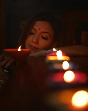 Pariva Pranati Instagram - Oh the magic of lights… 
defined in divinity… 
This effervescent night…

Happy Diwali…
May you stay blessed and kind…. ❤️

The sparkling glory captured in stills by @iampuneetsuchdeva ❤️❤️

#diwali #festival #dress #sparkle #celebration #actor #parivapranati #happy #love #laugh #joy #blessed #indian #family