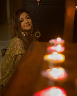 Pariva Pranati Instagram - Oh the magic of lights… 
defined in divinity… 
This effervescent night…

Happy Diwali…
May you stay blessed and kind…. ❤️

The sparkling glory captured in stills by @iampuneetsuchdeva ❤️❤️

#diwali #festival #dress #sparkle #celebration #actor #parivapranati #happy #love #laugh #joy #blessed #indian #family