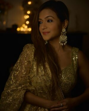 Pariva Pranati Instagram - Oh the magic of lights… 
defined in divinity… 
This effervescent night…

Happy Diwali…
May you stay blessed and kind…. ❤️

The sparkling glory captured in stills by @iampuneetsuchdeva ❤️❤️

#diwali #festival #dress #sparkle #celebration #actor #parivapranati #happy #love #laugh #joy #blessed #indian #family