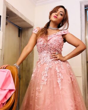 Pariva Pranati Instagram - To failrytales and us ❤️ 

Designed by @foramthakur 

#fairytale #actor #work #happy #love #joy #waglekiduniya #parivapranati #vandanawagle #blessed #shooting #family #show #maccosmetics
