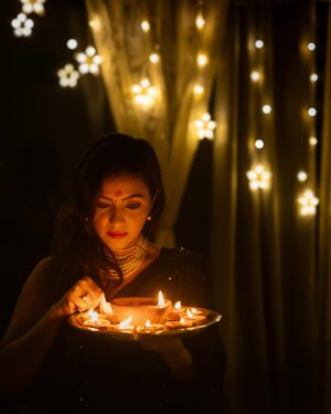 Pariva Pranati Instagram - Oh these festive lights… the spell of magical nights…  Diwali… you sure know how to bring joy… the joy of giving… the joy of being considerate to other living beings… ❤️❤️

Thankyou @iampuneetsuchdeva  for these magical clicks ❤️

#diwali #light #joy #love #festival #happy #peace #celebration #actor #music #dress #saree #pearls
