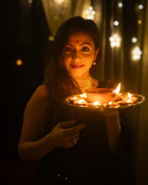 Pariva Pranati Instagram - Oh these festive lights… the spell of magical nights…  Diwali… you sure know how to bring joy… the joy of giving… the joy of being considerate to other living beings… ❤️❤️

Thankyou @iampuneetsuchdeva  for these magical clicks ❤️

#diwali #light #joy #love #festival #happy #peace #celebration #actor #music #dress #saree #pearls