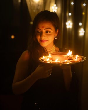 Pariva Pranati Instagram - Oh these festive lights… the spell of magical nights…  Diwali… you sure know how to bring joy… the joy of giving… the joy of being considerate to other living beings… ❤️❤️

Thankyou @iampuneetsuchdeva  for these magical clicks ❤️

#diwali #light #joy #love #festival #happy #peace #celebration #actor #music #dress #saree #pearls